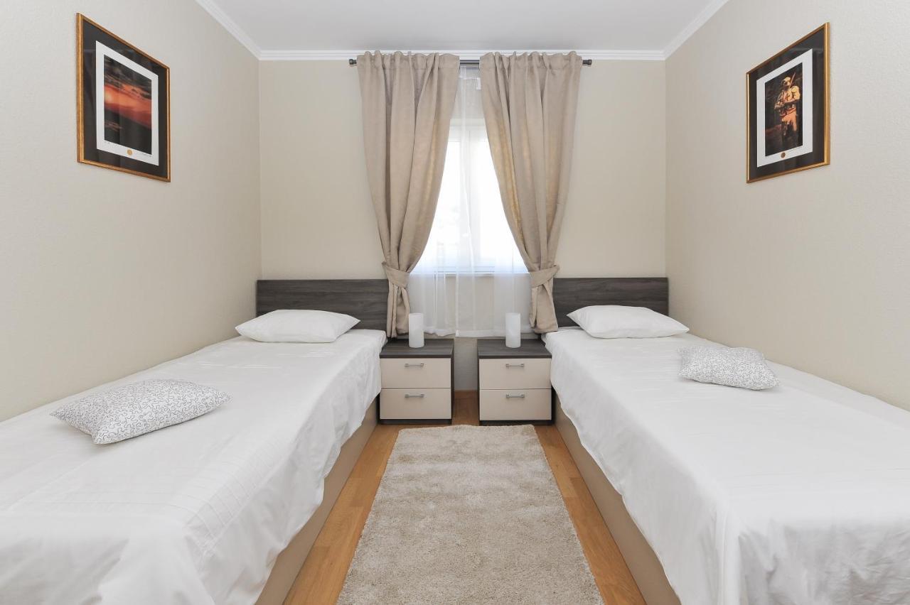 Apartmani Peric 1 Meka Draga Обровац Экстерьер фото