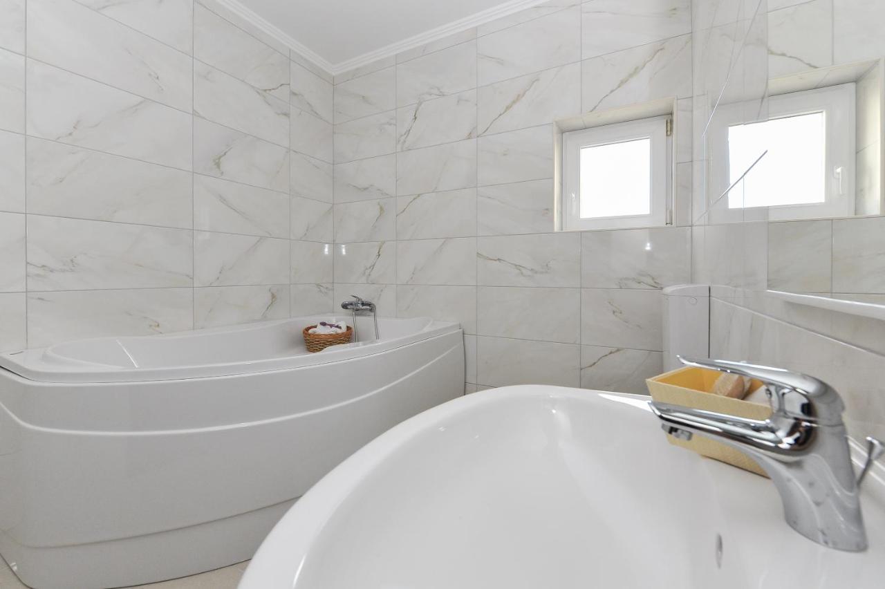 Apartmani Peric 1 Meka Draga Обровац Экстерьер фото