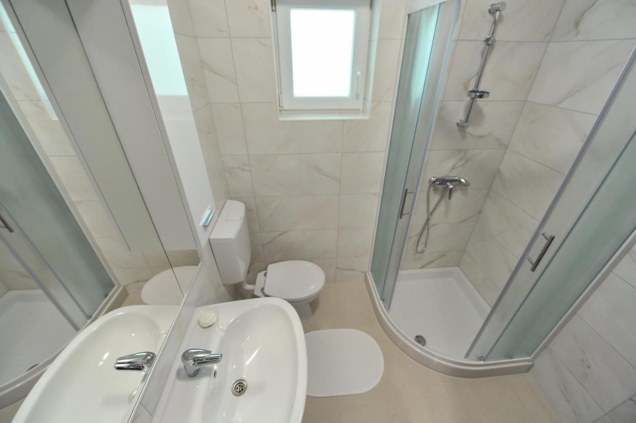 Apartmani Peric 1 Meka Draga Обровац Экстерьер фото